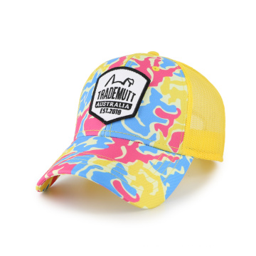 Gorra de camionero con estampado de colores y etiqueta tejida